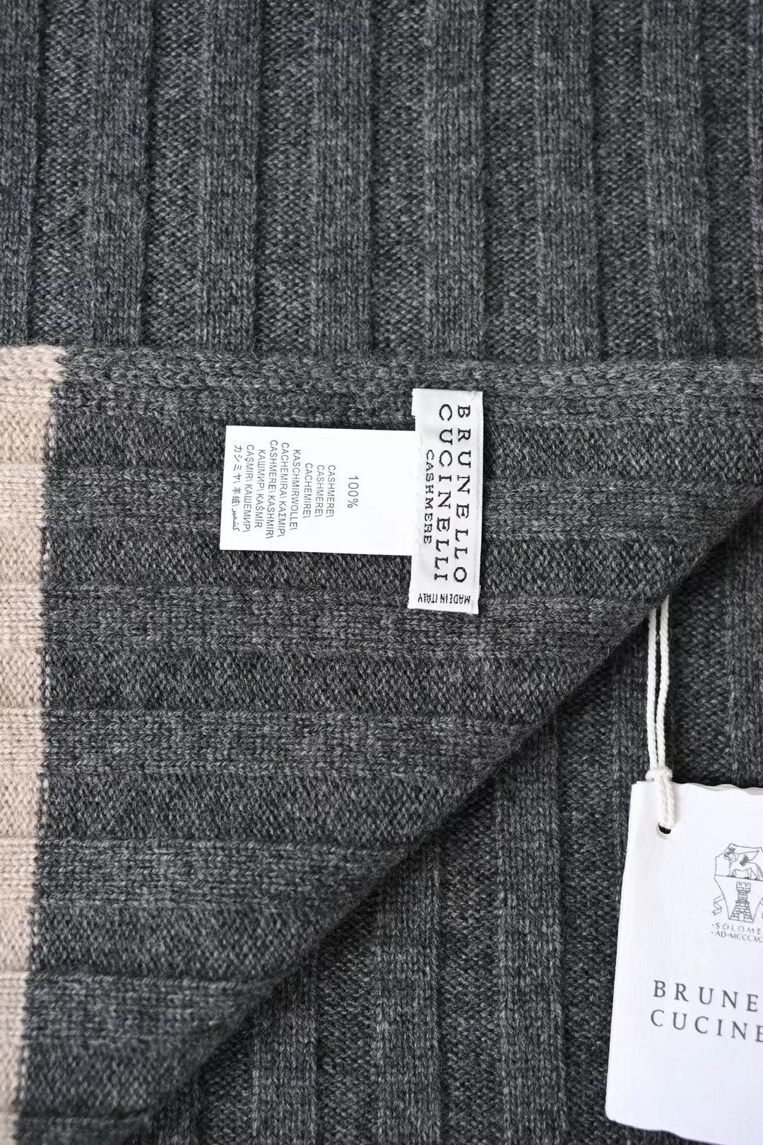 Brunello Cucinelli – Geripptes Cashmere-Beanie in Dunkelgrau mit Kontraststreifen