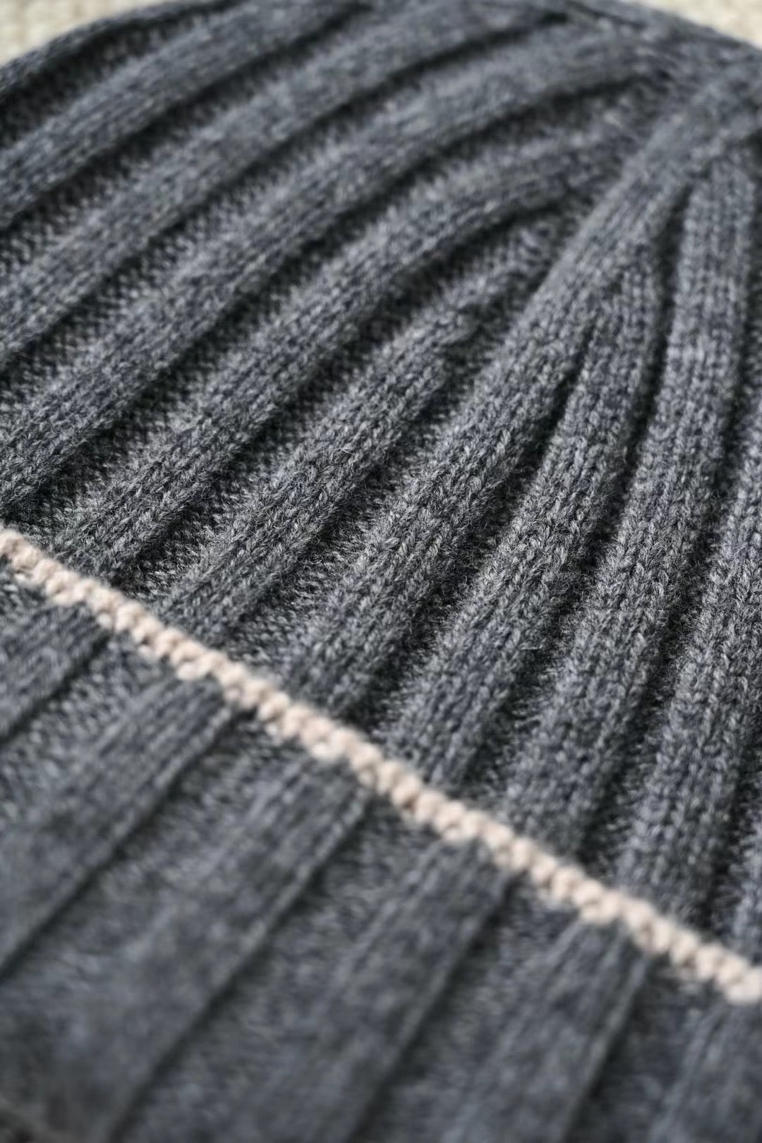 Brunello Cucinelli – Geripptes Cashmere-Beanie in Dunkelgrau mit Kontraststreifen