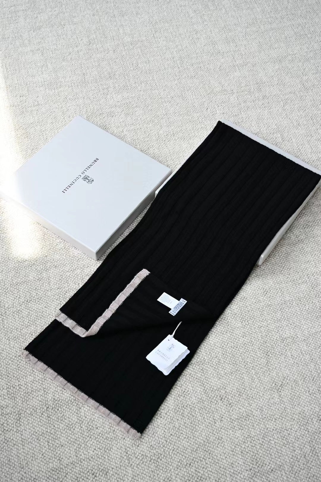 Brunello Cucinelli – Geripptes Cashmere-Beanie mit Glanzapplikation