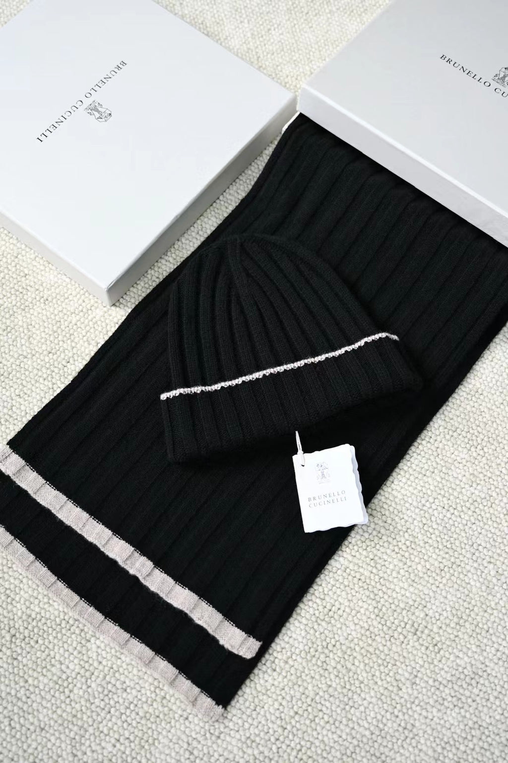 Brunello Cucinelli – Geripptes Cashmere-Beanie mit Glanzapplikation