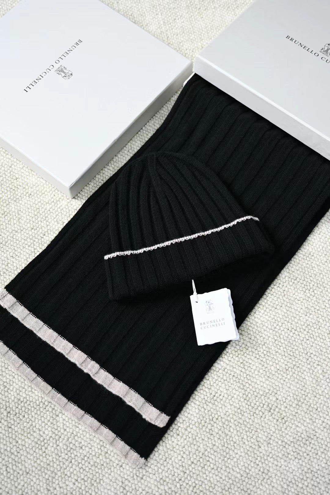 Brunello Cucinelli – Geripptes Cashmere-Beanie mit Glanzapplikation