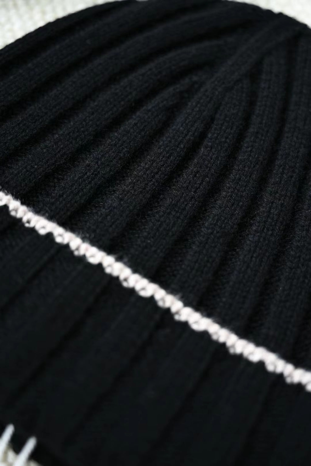 Brunello Cucinelli – Geripptes Cashmere-Beanie mit Glanzapplikation