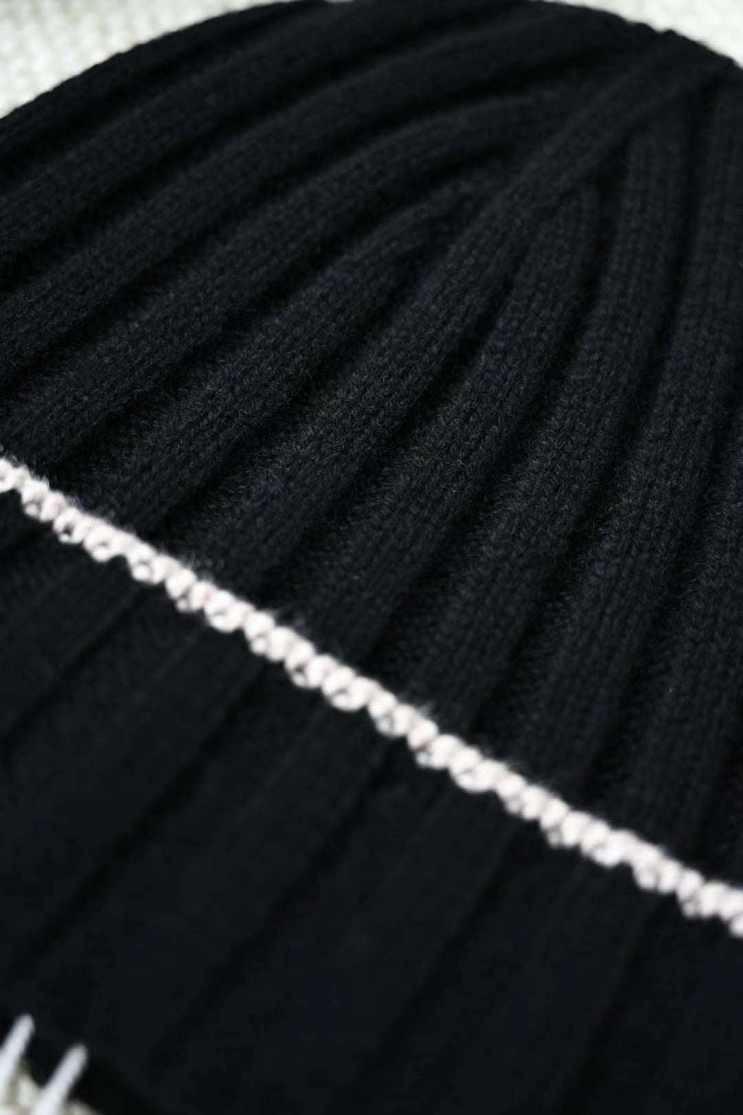 Brunello Cucinelli – Geripptes Cashmere-Beanie mit Glanzapplikation