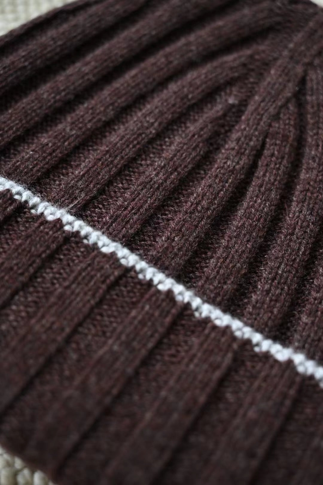 Brunello Cucinelli – Geripptes Cashmere-Beanie mit silberner Kontrastkante