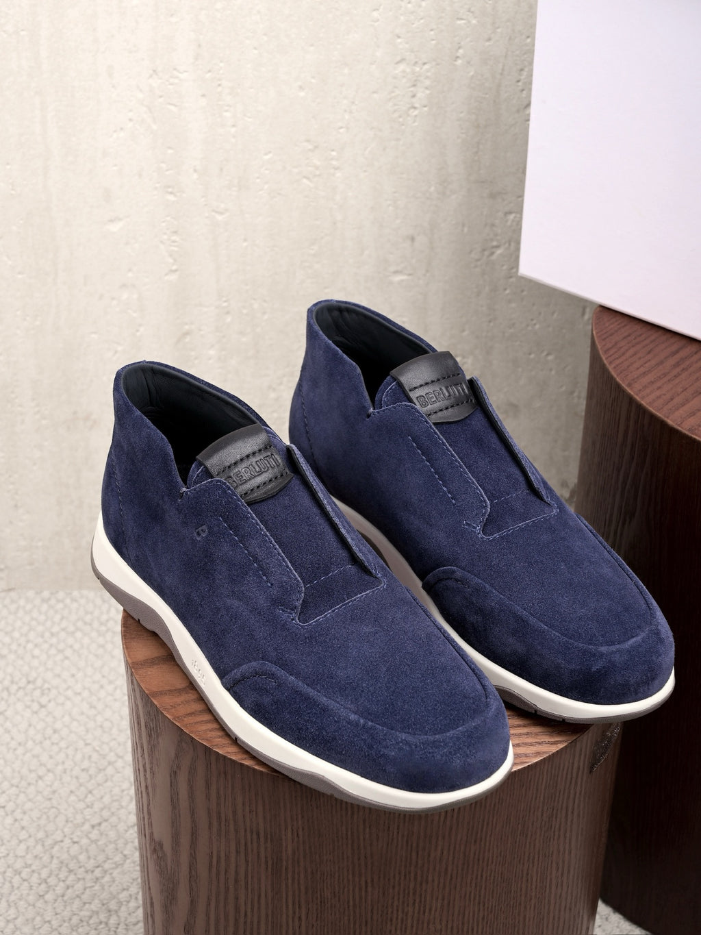 BERLUTI – Navyblauer Slip-On-Sneaker aus Veloursleder mit geprägter