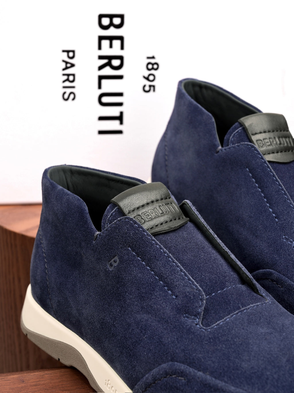 BERLUTI – Navyblauer Slip-On-Sneaker aus Veloursleder mit geprägter