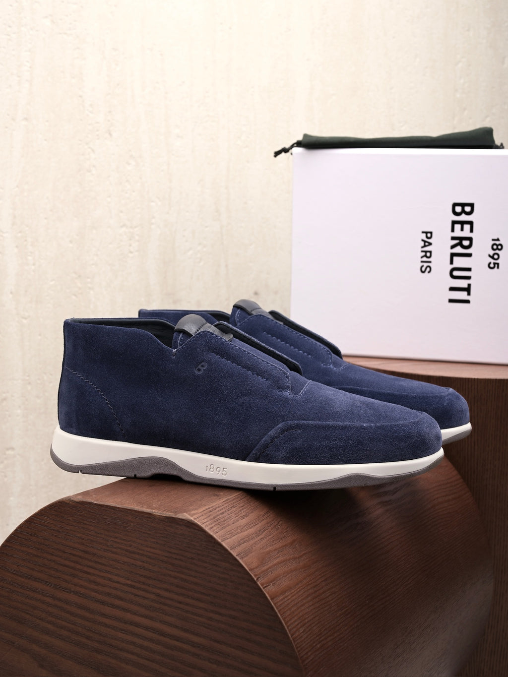 BERLUTI – Navyblauer Slip-On-Sneaker aus Veloursleder mit geprägter