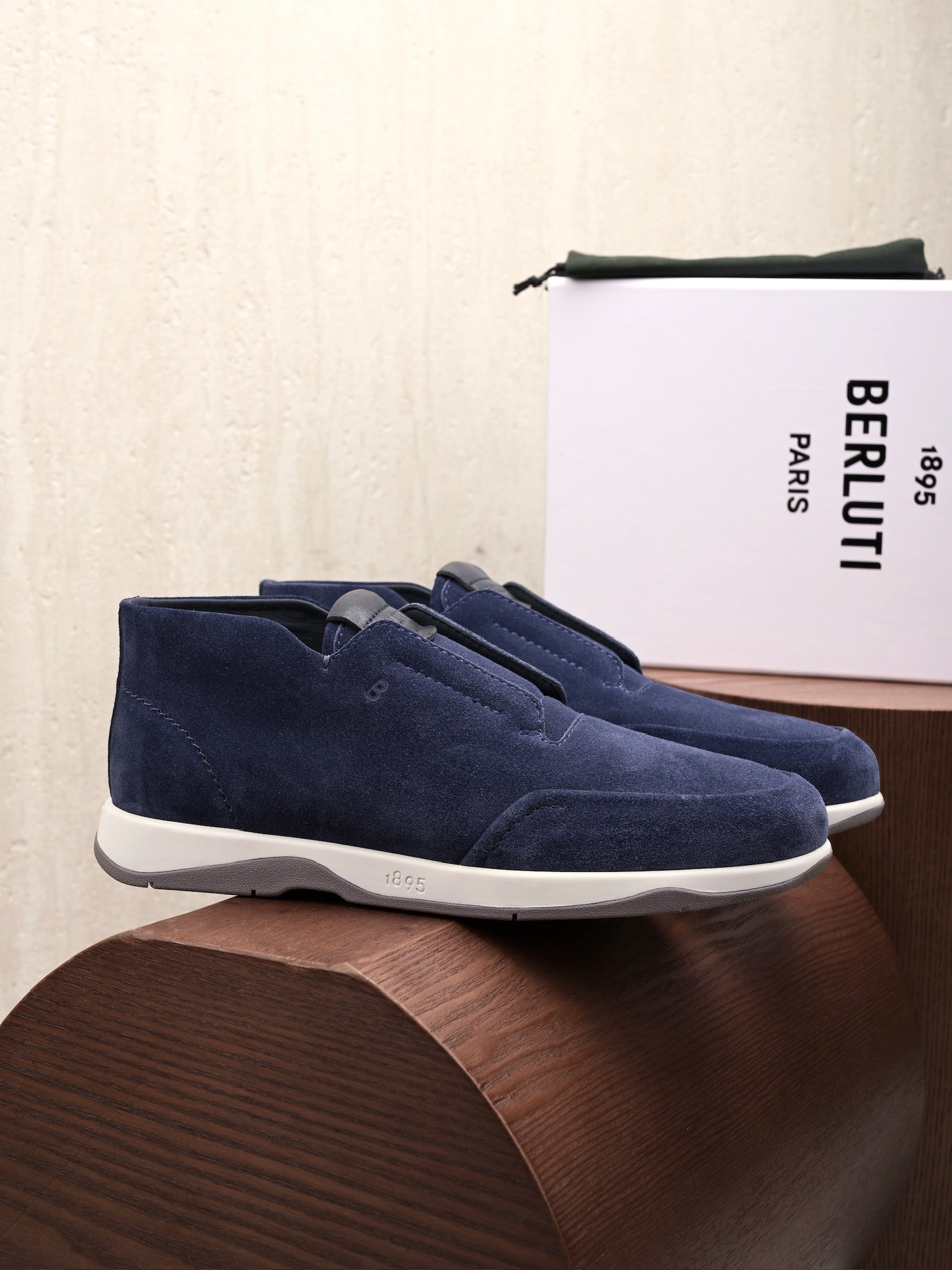 BERLUTI – Navyblauer Slip-On-Sneaker aus Veloursleder mit geprägter