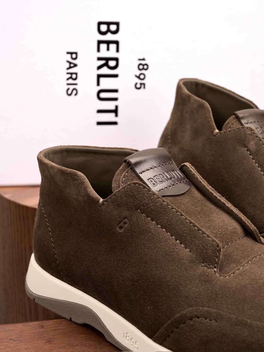 BERLUTI – Dunkelbrauner Slip-On-Sneaker aus Veloursleder mit geprägter
