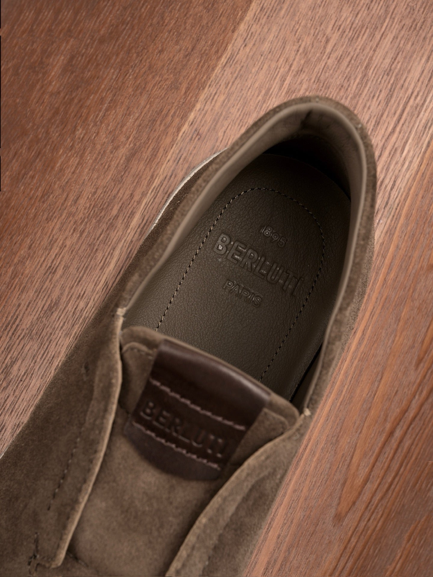 BERLUTI – Dunkelbrauner Slip-On-Sneaker aus Veloursleder mit geprägter