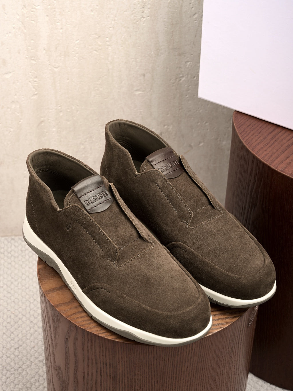 BERLUTI – Dunkelbrauner Slip-On-Sneaker aus Veloursleder mit geprägter