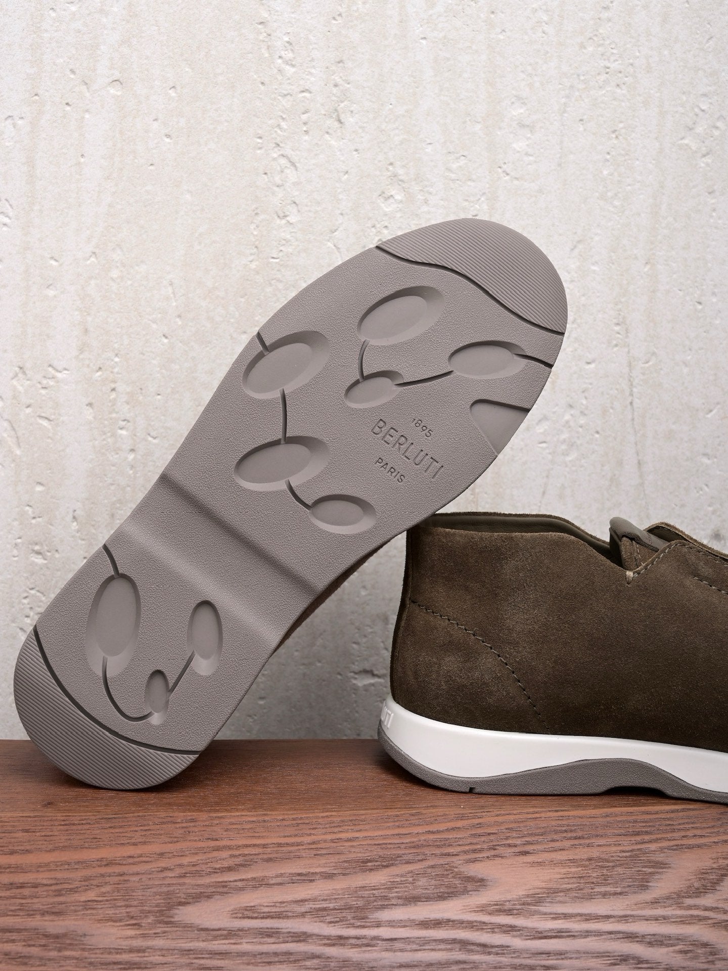 BERLUTI – Dunkelbrauner Slip-On-Sneaker aus Veloursleder mit geprägter