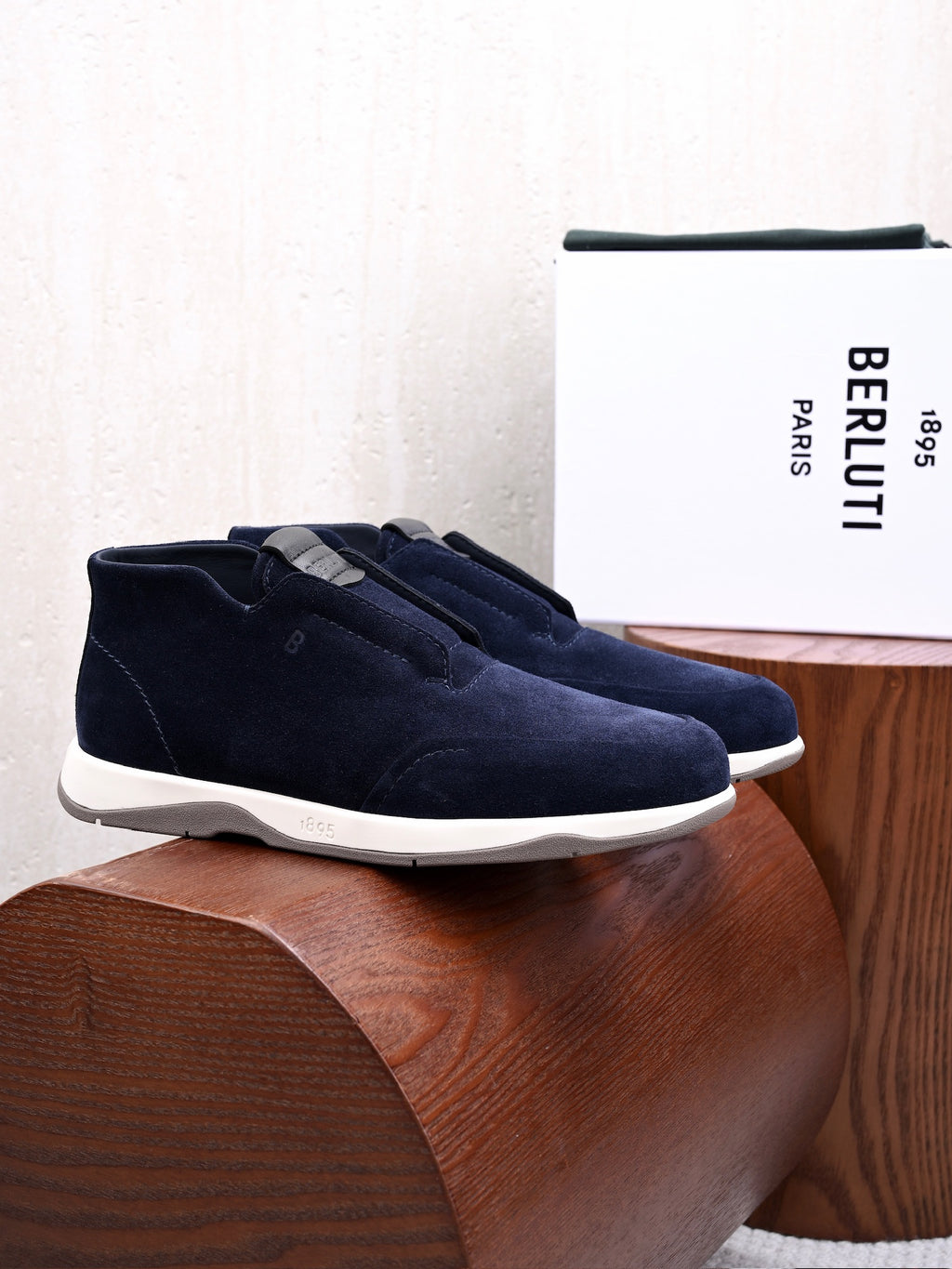 BERLUTI – Navyblauer Slip-On-Sneaker aus Veloursleder mit geprägter