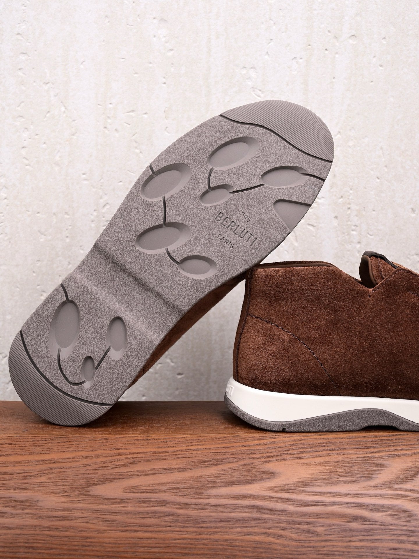 BERLUTI – Brauner Slip-On-Sneaker aus Veloursleder mit geprägter