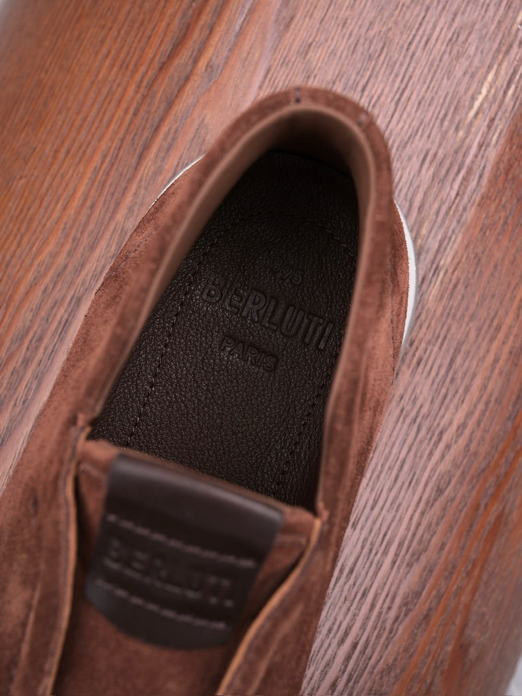 BERLUTI – Brauner Slip-On-Sneaker aus Veloursleder mit geprägter