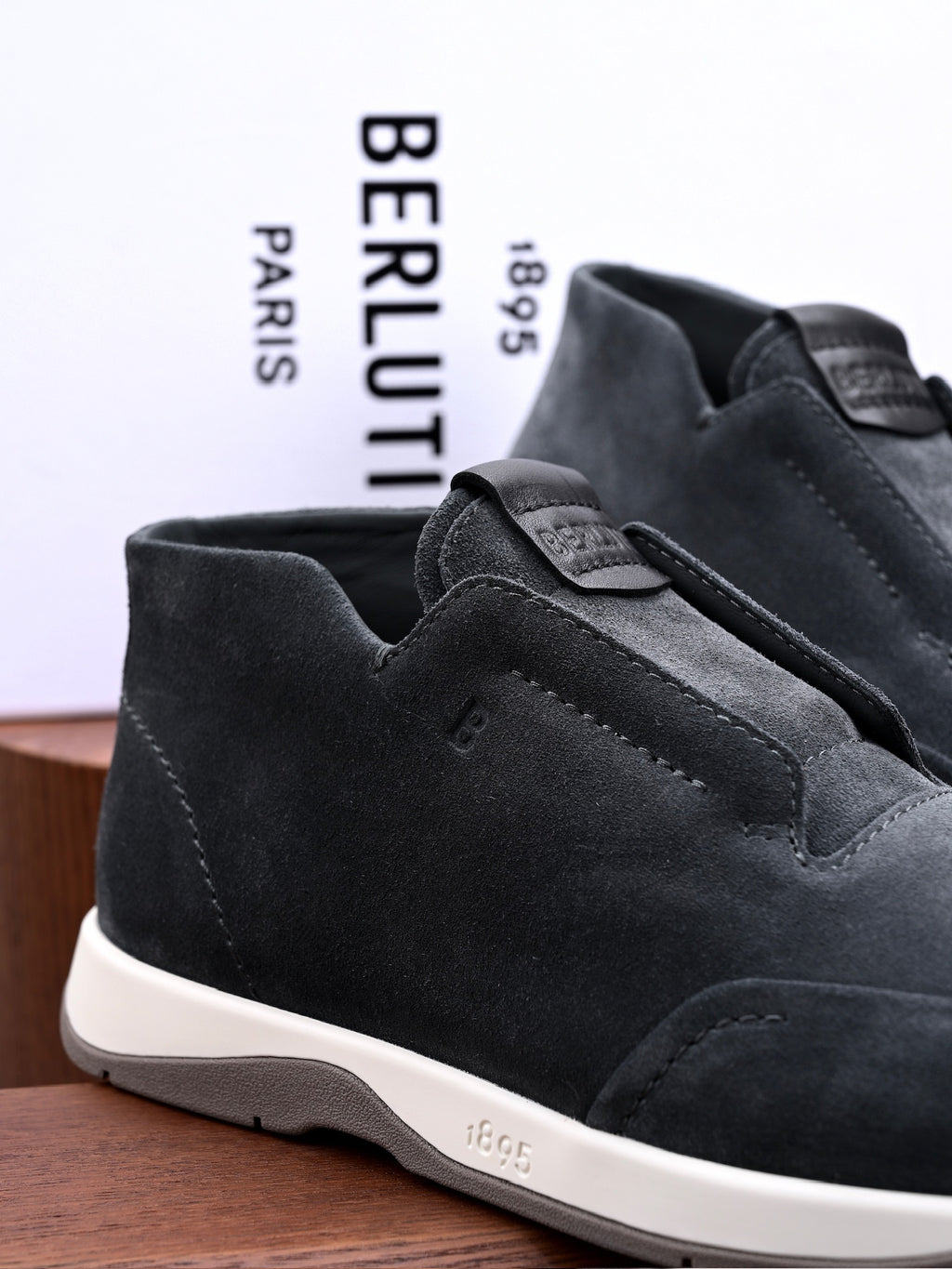 BERLUTI – Dunkelgrauer Slip-On-Sneaker aus Veloursleder mit geprägter