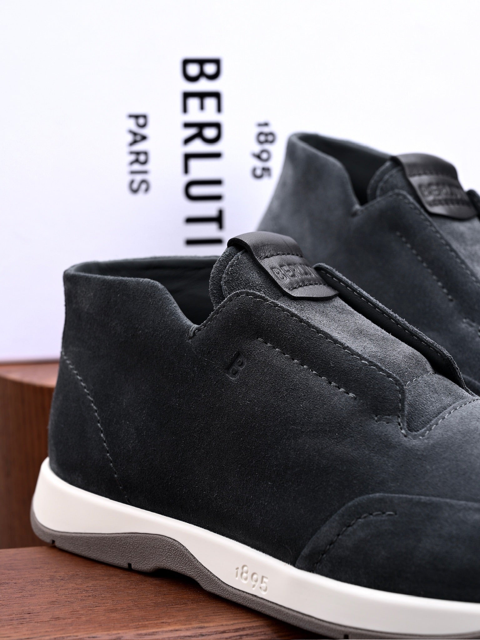 BERLUTI – Dunkelgrauer Slip-On-Sneaker aus Veloursleder mit geprägter