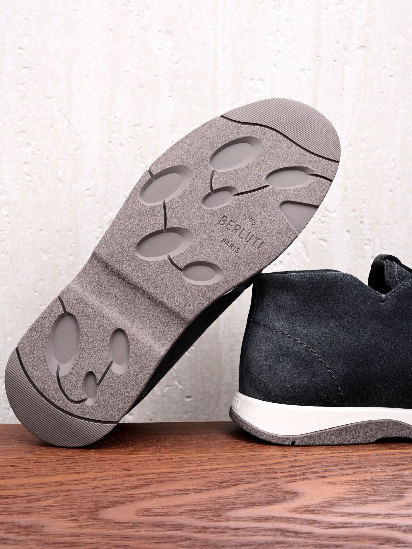 BERLUTI – Dunkelgrauer Slip-On-Sneaker aus Veloursleder mit geprägter