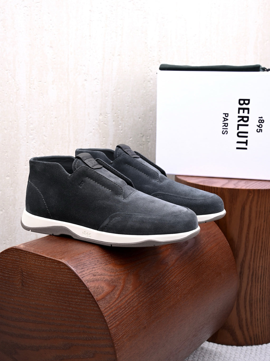 BERLUTI – Dunkelgrauer Slip-On-Sneaker aus Veloursleder mit geprägter