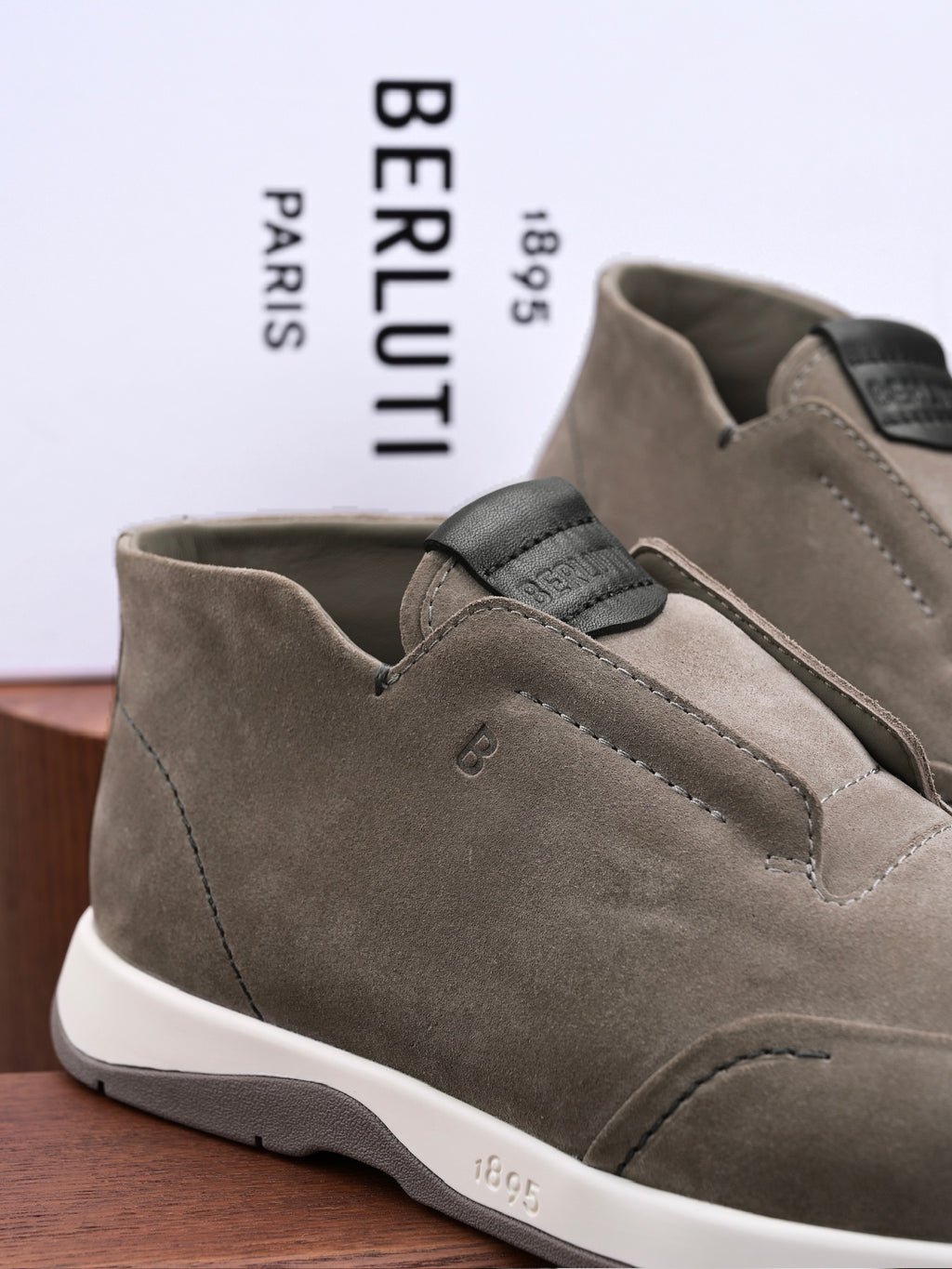 BERLUTI – Slip-On-Sneaker aus Veloursleder mit geprägter