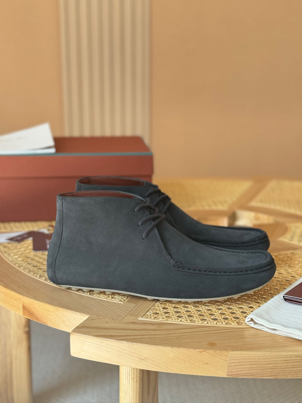 Loro Piana – Chukka-Boots aus grauem Wildleder