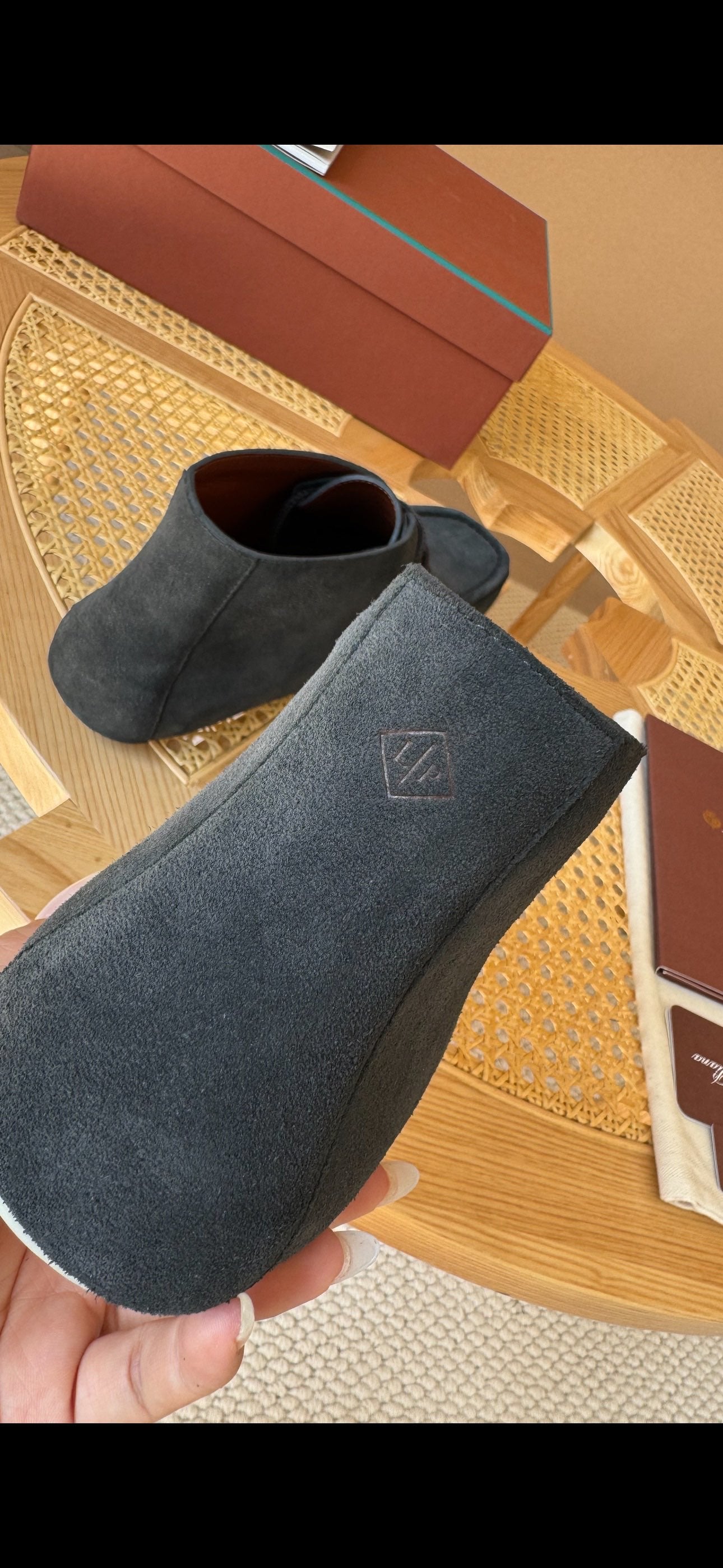 Loro Piana – Chukka-Boots aus grauem Wildleder