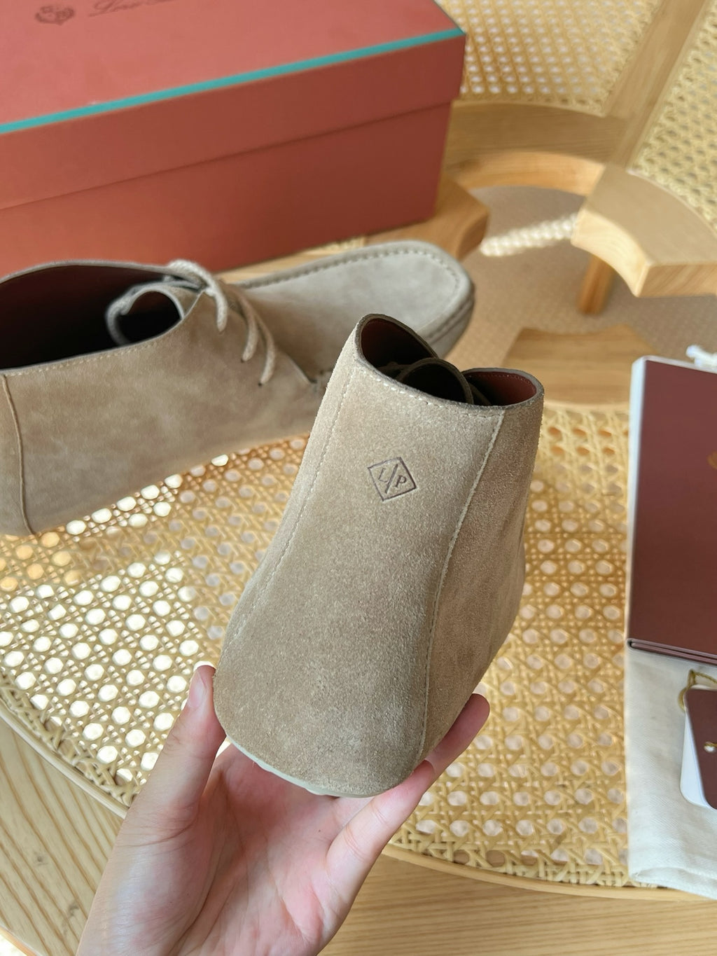 Loro Piana – Chukka-Boots aus Wildleder in Beige