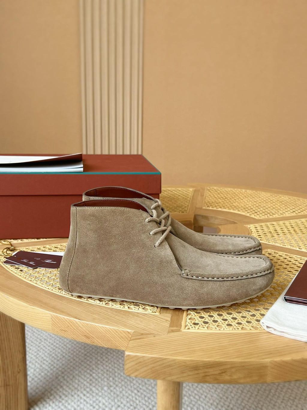 Loro Piana – Chukka-Boots aus Wildleder in Beige