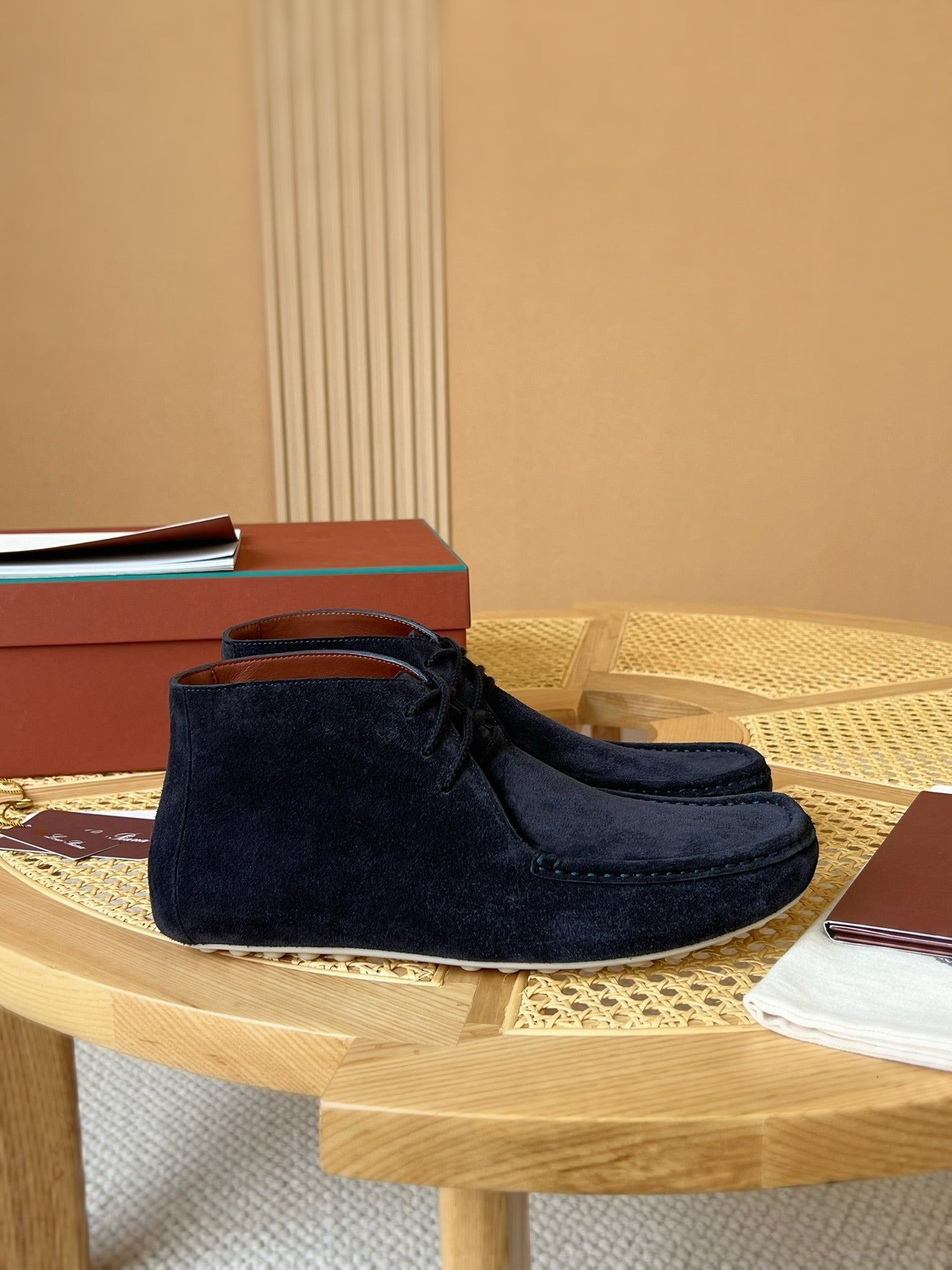 Loro Piana – Premium Chukka-Boots aus Wildleder in Navy