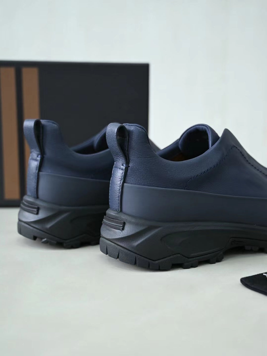 ZEGNA – Dunkelblaue Slip-on-Sneaker mit Lederstruktur