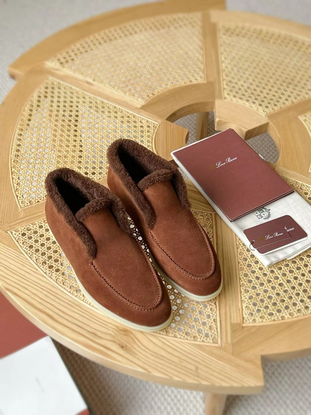 Loro Piana – Braune Velours-Hausschuhe mit Plüschfutter