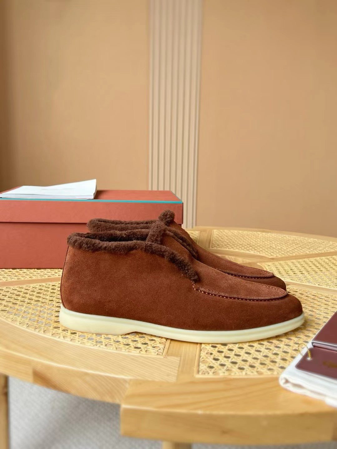 Loro Piana – Braune Velours-Hausschuhe mit Plüschfutter