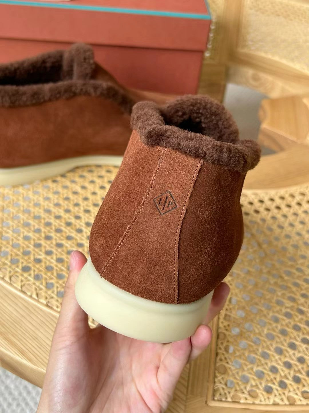 Loro Piana – Braune Velours-Hausschuhe mit Plüschfutter