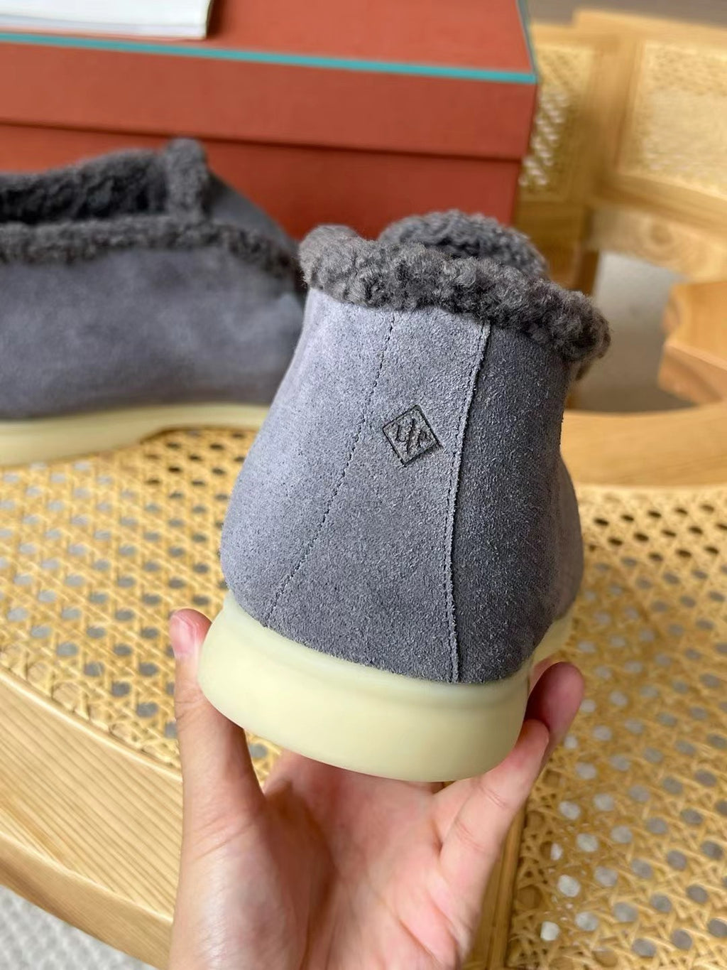 Loro Piana – Graue Velours-Hausschuhe mit Plüschfutter