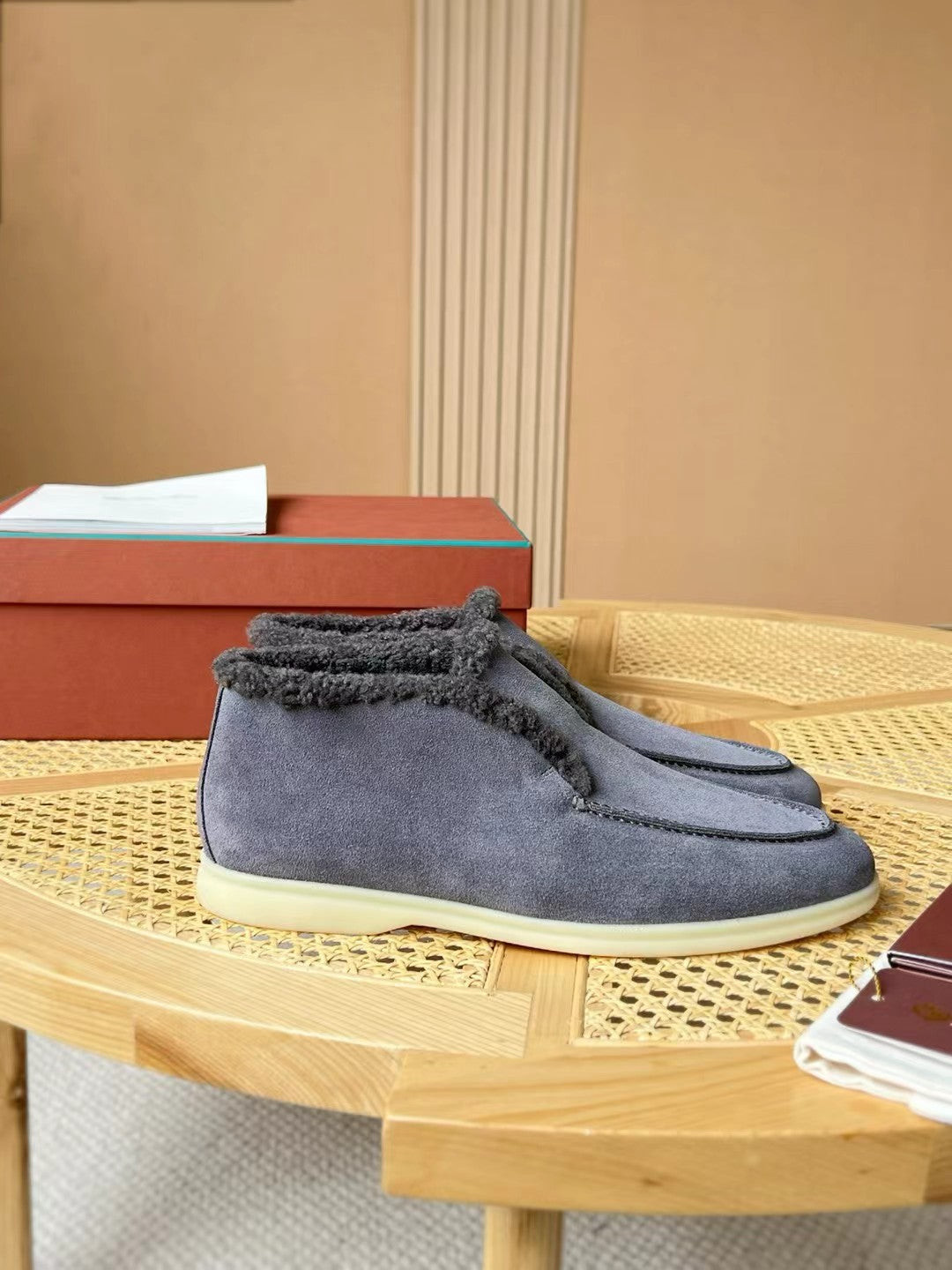 Loro Piana – Graue Velours-Hausschuhe mit Plüschfutter