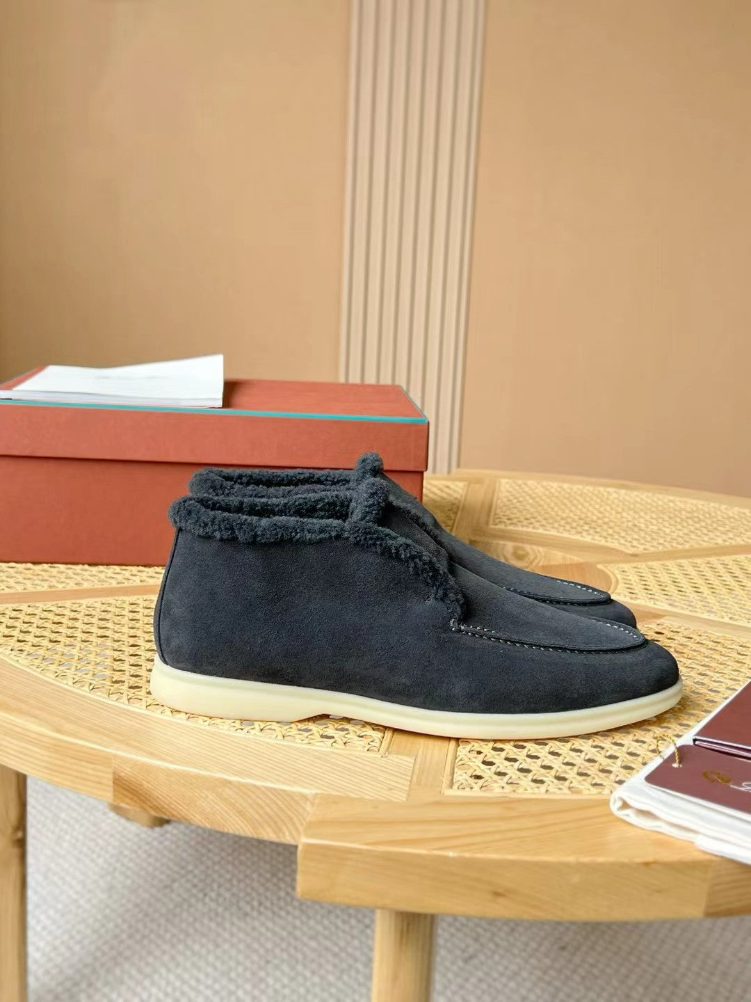 Loro Piana – Dunkelblaue Velours-Hausschuhe mit Plüschfutter