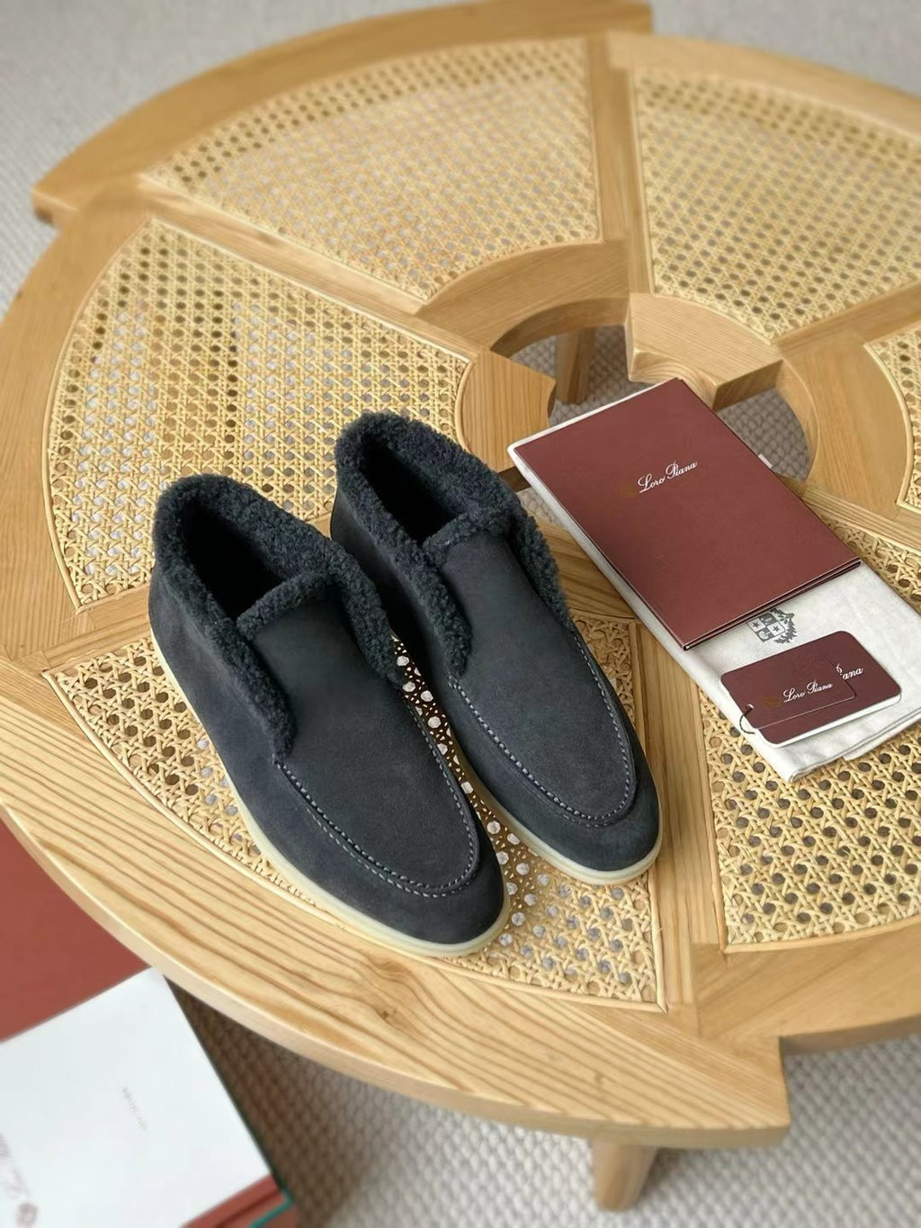 Loro Piana – Dunkelblaue Velours-Hausschuhe mit Plüschfutter