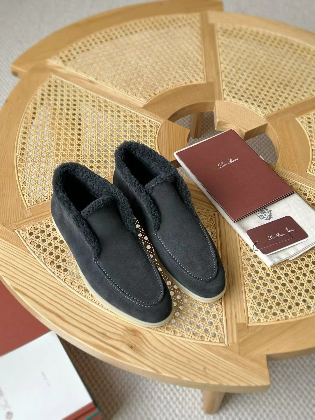 Loro Piana – Dunkelblaue Velours-Hausschuhe mit Plüschfutter