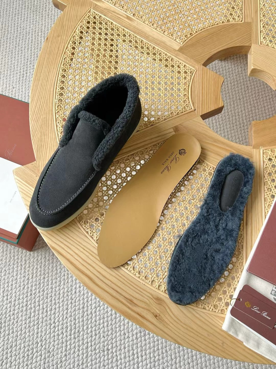 Loro Piana – Dunkelblaue Velours-Hausschuhe mit Plüschfutter