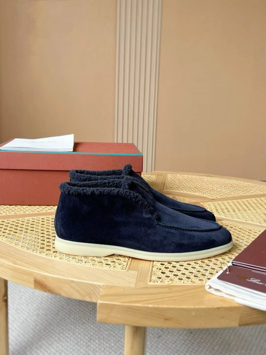 Loro Piana – Dunkelblaue Velours-Hausschuhe mit Plüschfutter