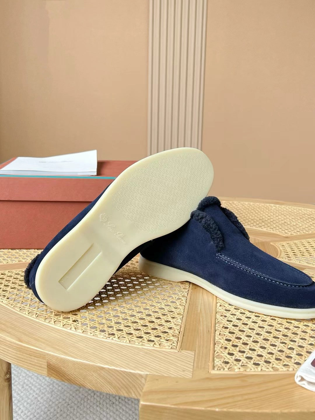 Loro Piana – Dunkelblaue Velours-Hausschuhe mit Plüschfutter