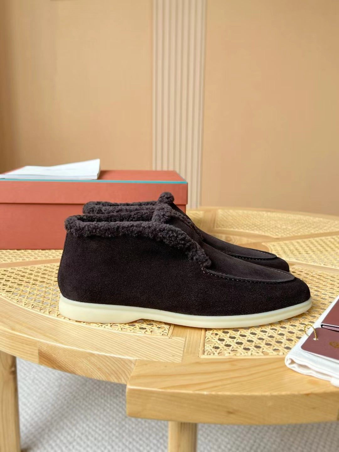 Loro Piana – Dunkelbraune Velours-Hausschuhe mit Plüschfutter