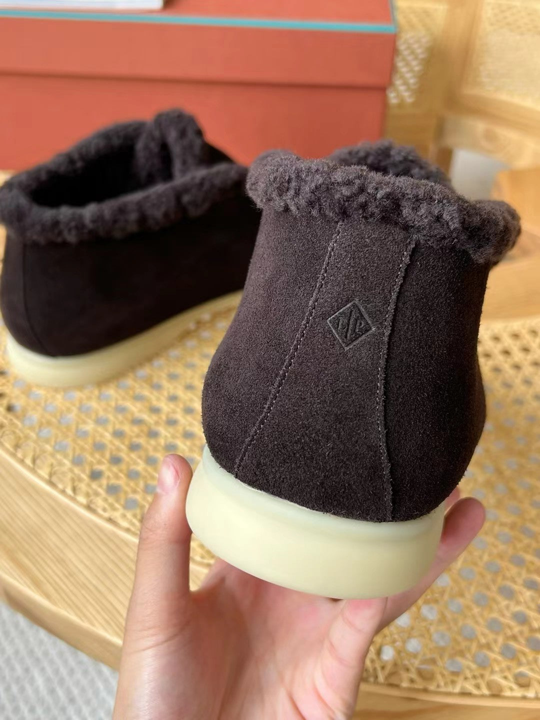 Loro Piana – Dunkelbraune Velours-Hausschuhe mit Plüschfutter