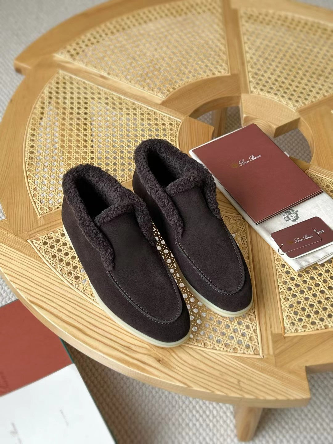 Loro Piana – Dunkelbraune Velours-Hausschuhe mit Plüschfutter