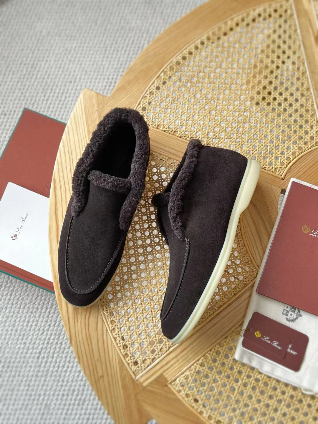 Loro Piana – Dunkelbraune Velours-Hausschuhe mit Plüschfutter