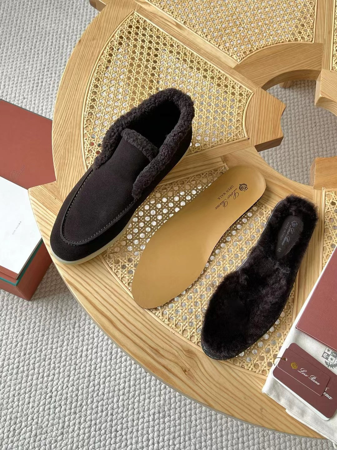 Loro Piana – Dunkelbraune Velours-Hausschuhe mit Plüschfutter