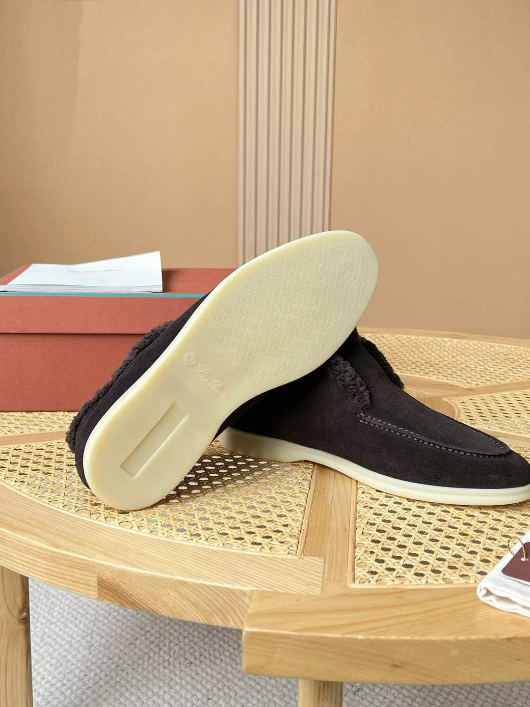 Loro Piana – Dunkelbraune Velours-Hausschuhe mit Plüschfutter