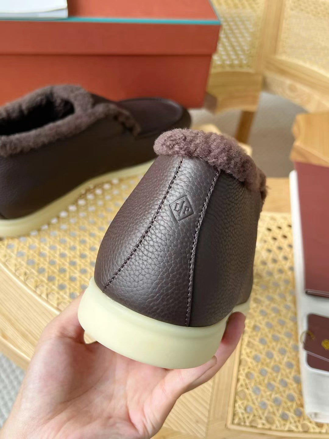 Loro Piana – Dunkelbraune Slip-on-Hausschuhe aus Leder mit Plüschfutter