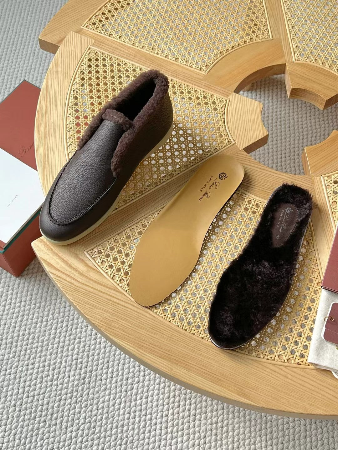 Loro Piana – Dunkelbraune Slip-on-Hausschuhe aus Leder mit Plüschfutter
