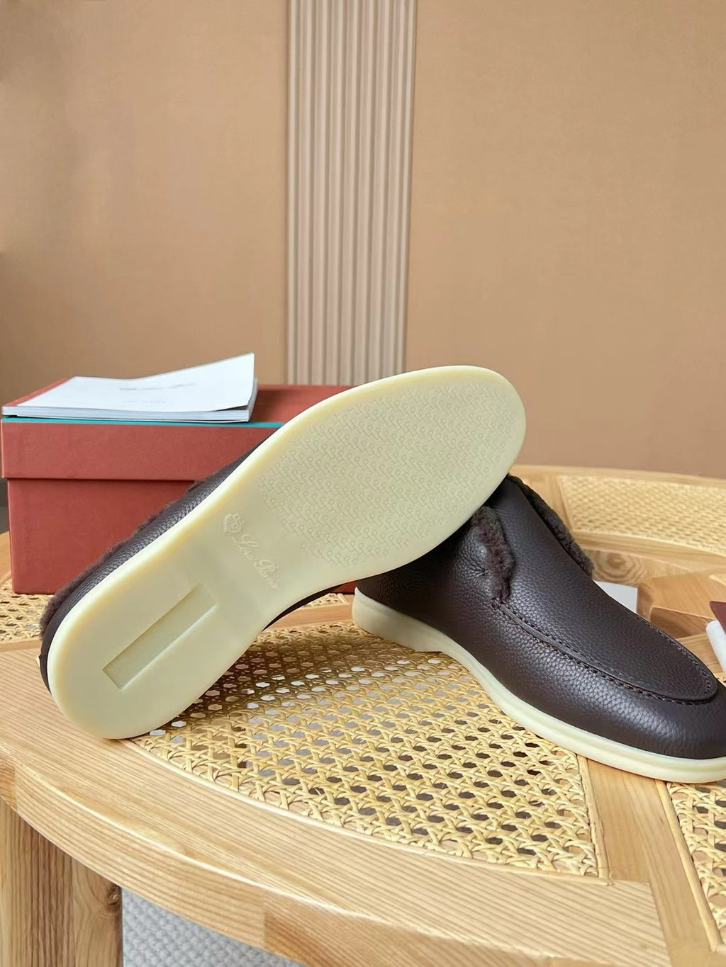 Loro Piana – Dunkelbraune Slip-on-Hausschuhe aus Leder mit Plüschfutter